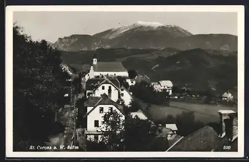 AK St. Corona a. W., Ortsansicht mit Strasse und Bergpanorama