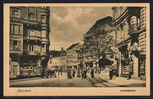 AK Pforzheim, Leopoldsplatz mit Passanten