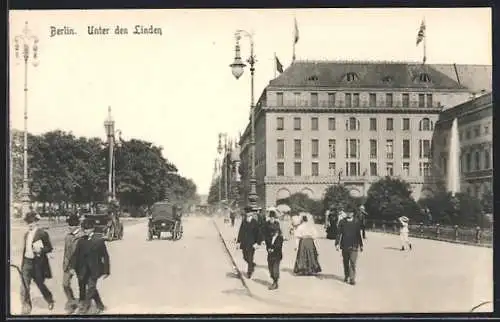 AK Berlin, Strasse Unter den Linden mit Hotel Adlon