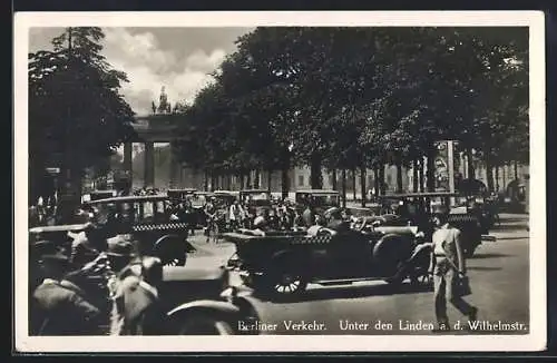 Foto-AK Berlin, Unter den Linden an der Wilhelmstrasse, Taxis im Strassenverkehr