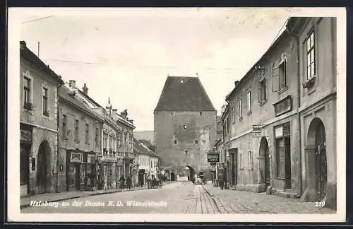 AK Hainburg / Donau, Wienerstrasse mit Passanten