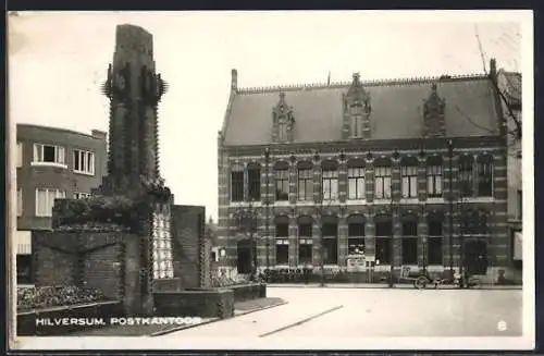 AK Hilversum, Postkantoor, Partie mit Denkmal