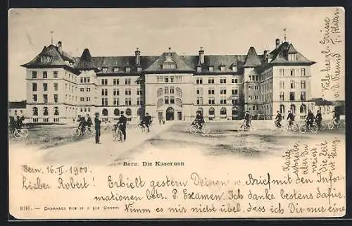 AK Bern, Soldaten zu Fahrrad vor der Kaserne