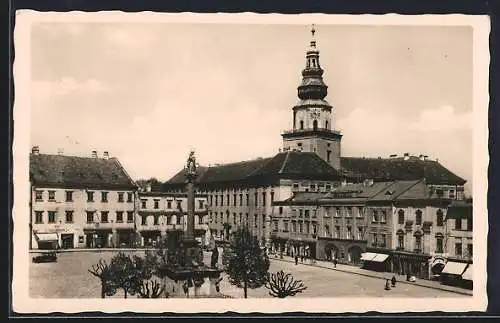 AK Kremsier, Grosser Platz mit Denkmal und Passanten