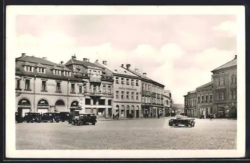 AK Ung. Hradisch / Uh. Hradiste, Hotel und Autos am Stadtplatz