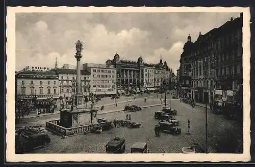 AK Brünn / Brno, Viktoria Platz mit Geschäften und Denkmal