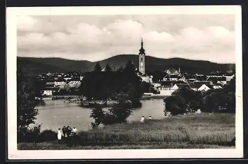 AK Pisek, Spaziergänger am Wottawaufer, Blick auf die Stadt