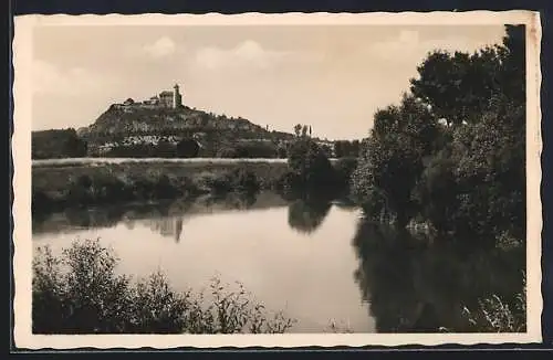 AK Staré Hradiste, Blick von einem See auf den Kunetizer Berg