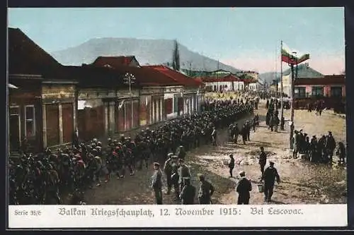 AK Lescovac, Strassenpartie mit marschierenden Soldaten, Kriegsschauplatz 12.11.1915