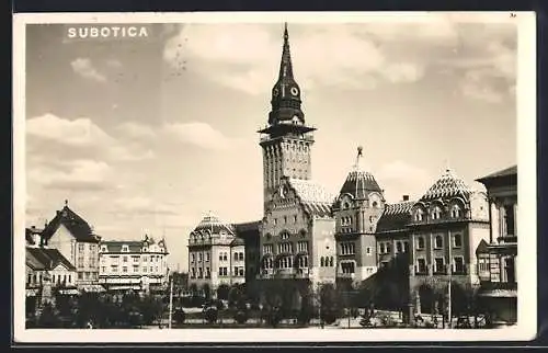 AK Subotica, Gebäude mit verzierten Dächern und Turm