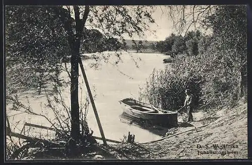 AK Fishflusz Seeheim /Deutsch-Südwest-Afrika, Mann zieht sein Ruderboot ans Ufer