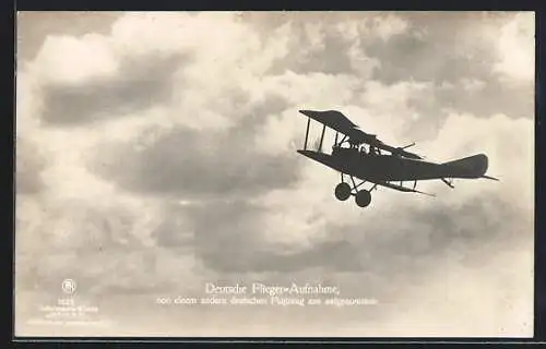 Foto-AK Sanke Nr. 1029: Deutsche Flieger-Aufnahme von einem anderen deutschen Flugzeug aus aufgenommen