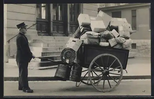 Foto-AK Postbote mit einem Wagen voller Pakete