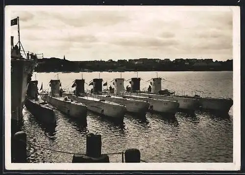 AK U-Boote am Begleitschiff im Hafen, Kriegsmarine