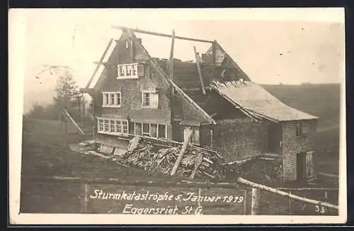 AK Eggersriet, Durch die Sturmkatastrophe am 5. Januar 1919 zerstörtes Haus mit abgedecktem Dach