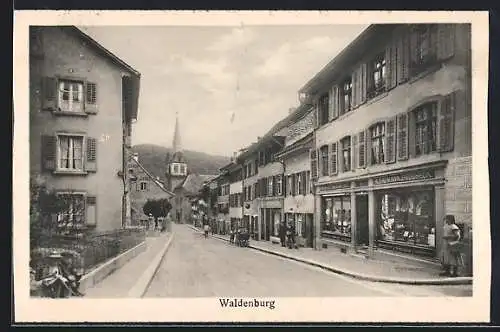 AK Waldenburg, Gasthof zum Schlüssel und Geschäft von A. Baumann mit Strassenpartie