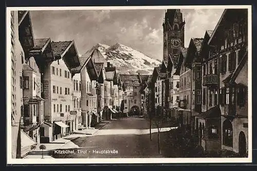 AK Kitzbühel, Hauptstrasse mit Häusern & Bergen gegen Süden