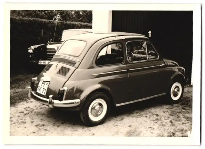 Fotografie Fiat 500 mit Kennzeichen: PI TK 71, Mercede Benz im Hintergrund 0