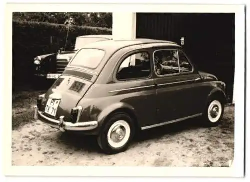 Fotografie Fiat 500 mit Kennzeichen: PI TK 71, Mercede Benz im Hintergrund