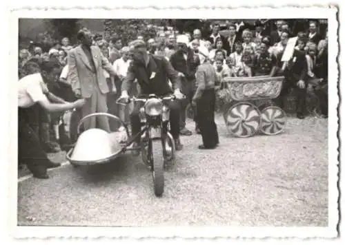 Fotografie Motorrad mit Seitenwagen, Krad-Gespann, Jahrmarkt