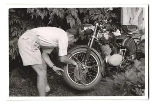 Fotografie Mann repariert sein Jawa Motorrad