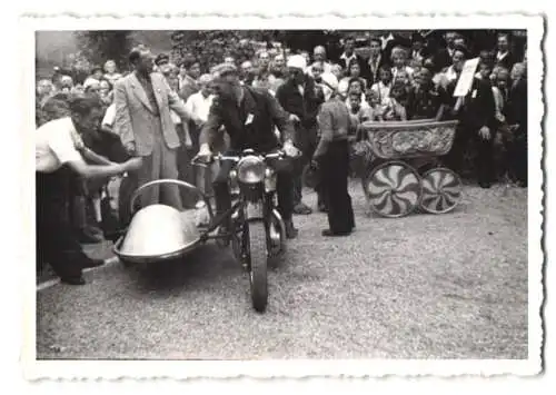 Fotografie Mann auf seinem Motorrad-Gespann mit Beiwagen