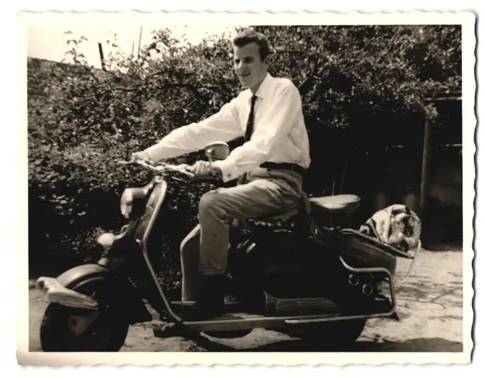 Fotografie Mann auf seinem Motorroller Zündapp-Bella 0