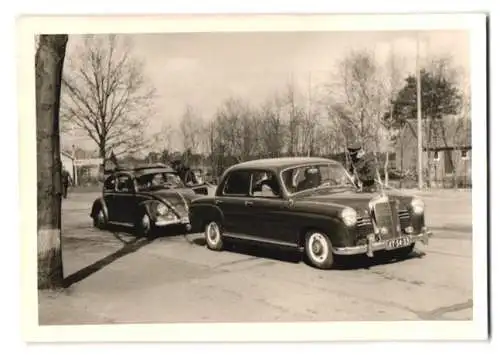 Fotografie Mercedes Benz wird von Hamburger Polizei mit VW-Käfer angehalten, 1958