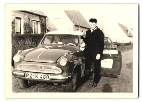 Fotografie junger Mann Gustav mit seinem Lloyd Alexander Auto, Kennzeichen: RZ-K 480