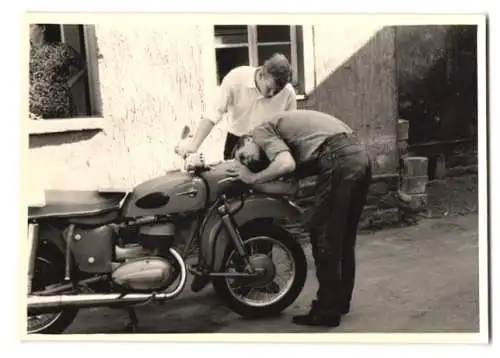 Fotografie zwei Männer wechseln Lampe ihres MZ 250 Motorrad