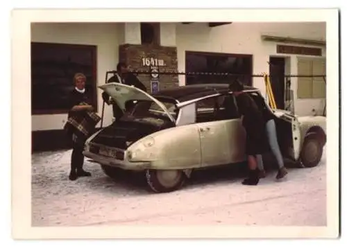 Fotografie Winterurlauber beladen ihr Citroën DS Auto, Kennzeichen HH-HE 754