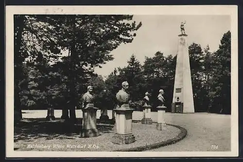 AK Klein Wetzdorf /N. Oe., Heldenberg mit Denkmälern