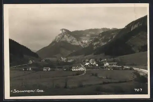 AK Schwarzau im Geb., Blick auf Ort mit Bergen