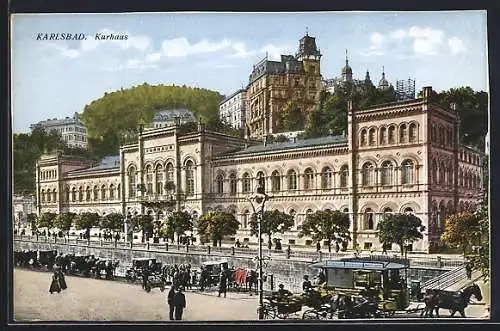 AK Karlsbad, Kurhaus mit Gewässer und Pferdebahn, Droschken