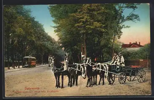 AK Debrecen-Debreczin, Debreczen szab. kir. varos ötös disziogata, Strassenbahn und vierspännige Kutsche