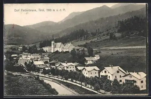 AK Fieberbrunn /Tirol, Ortsansicht gegen die Berge