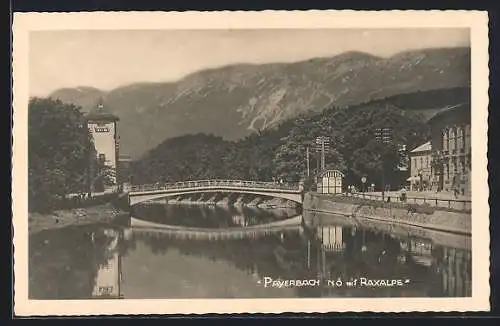 AK Payerbach /N. Ö., Brücke mit Uferstrasse, Turm und Raxalpe