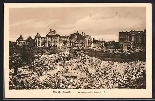 AK Brest-Litowsk, Kobrynerstrasse Ecke Strasse G., Ruinenfeld mit beschädigten Gebäuden