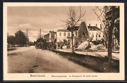 AK Brest-Litowsk, Räumungsarbeiten, Hintergrund die weisse Kirche