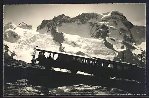 AK Zermatt-Gornergrat, Bergbahn vor dem Castor-Pollux-Breithorn