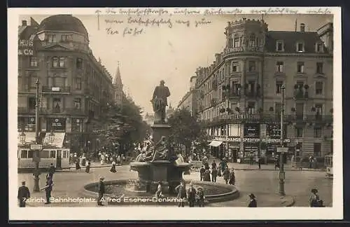 AK Zürich, Bahnhofplatz mit Alfred-Escher-Denkmal, Strassenbahn der Linie 6, Leute, Geschäfte, Hotel National