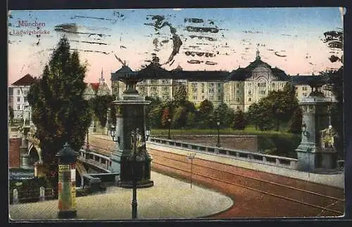 AK München, Ludwigsbrücke mit Litfasssäule