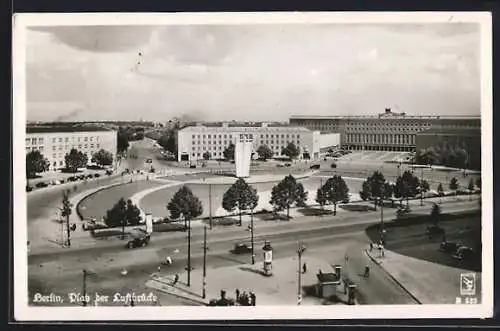 AK Berlin-Tempelhof, Platz der Luftbrücke mit dem Flughafengebäude, Hungerharke