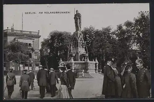 AK Berlin-Tiergarten, Polizist am Rolandbrunnen