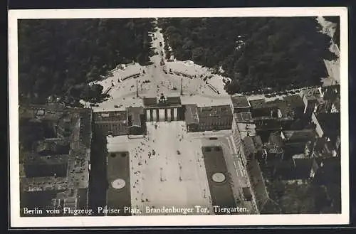 AK Berlin, Pariser Platz mit Brandenburger Tor vom Flugzeug aus