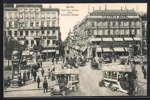 AK Berlin, Unter den Linden Ecke Friedrichstrasse, Historische Busse und Pferdewagen