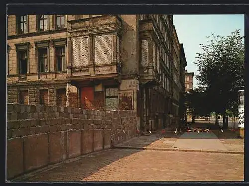 AK Berlin, Bernauer Strasse, Zonengrenze mit der Mauer, Kranzniederlegung, Maueropfer