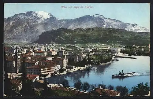 AK Riva del Garda, Ortsansicht aus der Vogelschau, einfahrende Dampfer, Blick ins Land