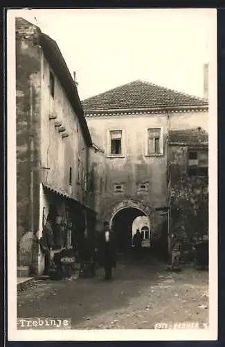 AK Trebinje, Strassenpartie mit Tordurchgang