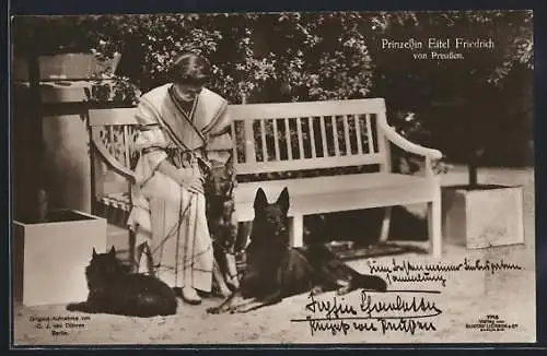 AK Prinzessin Eitel Friedrich von Preussen mit drei Hunden